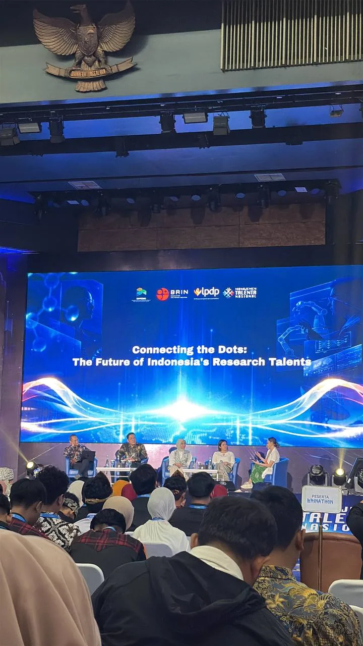 Panelis dan audiens dalam sesi Connecting the Dots tentang talenta riset Indonesia
