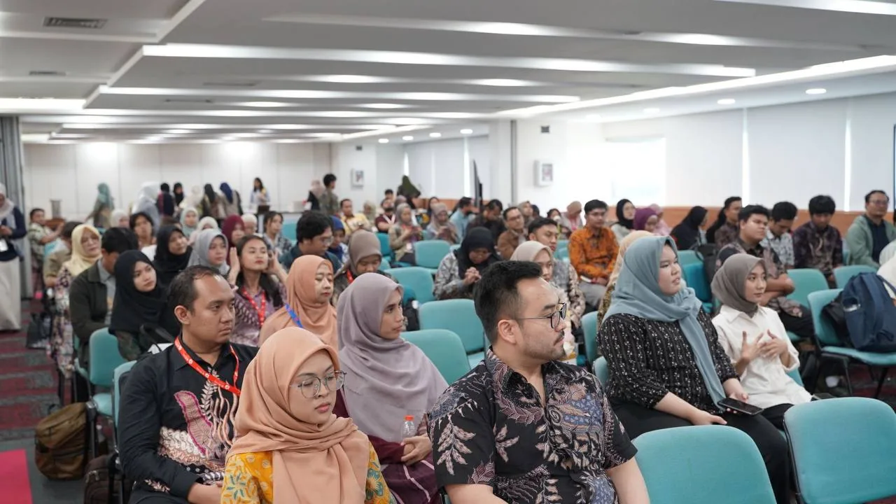Peserta Talent Gathering duduk menyimak sesi dari dalam auditorium