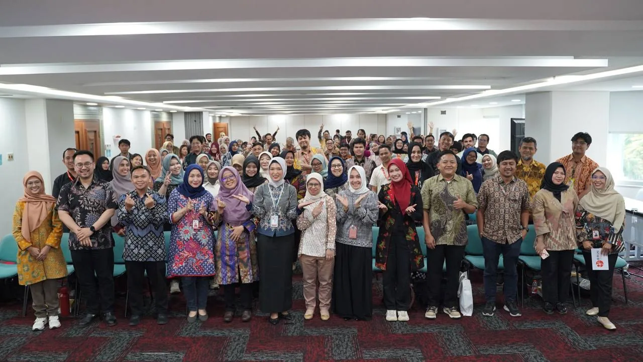 Puluhan peserta berfoto bersama sambil melambaikan tangan