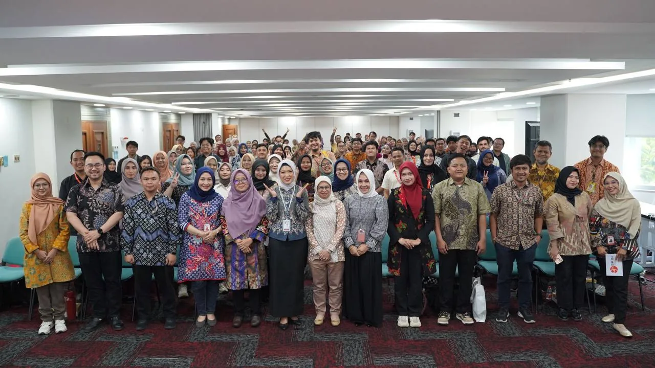 Puluhan peserta berfoto bersama dalam pose formal